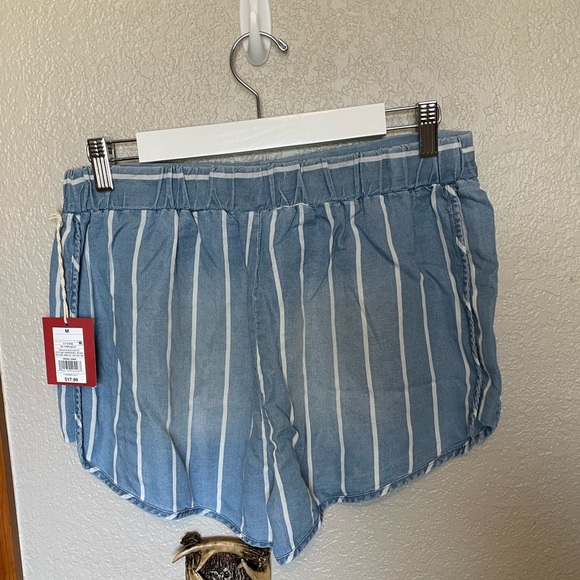 Striped shorts - Picture 2 of 2